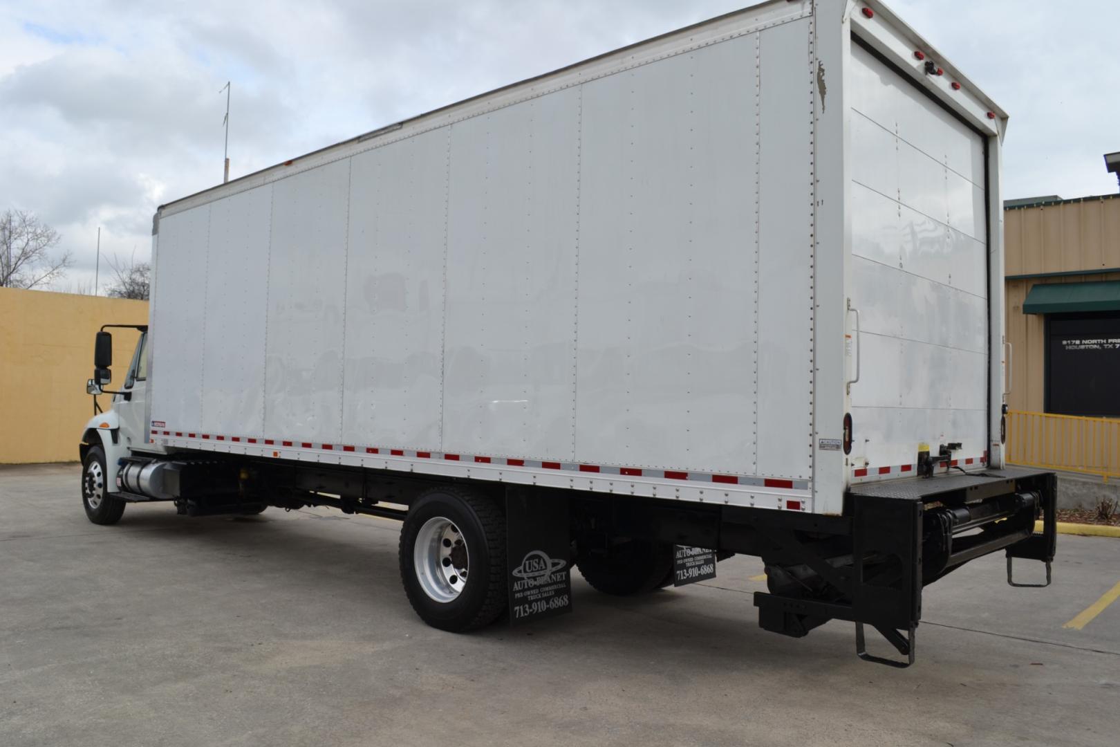 2018 WHITE /GRAY INTERNATIONAL 4300 with an CUMMINS ISB 6.7L 240HP engine, EATON FULLER PROCISION AUTOMATIC transmission, located at 9172 North Fwy, Houston, TX, 77037, (713) 910-6868, 29.887470, -95.411903 - Photo#6